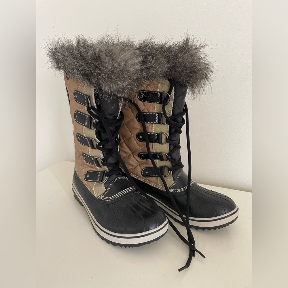 Brand new, never worn Sorel Tofino II boots in size 9.